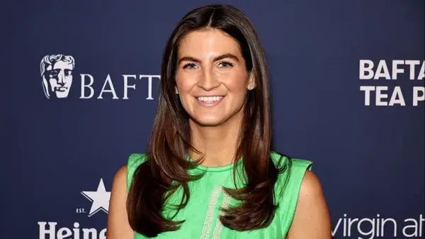 Kaitlan Collins nahm den heißesten Schuhtrend des Sommers 2025 beim leichten warmen Wetter genagelt