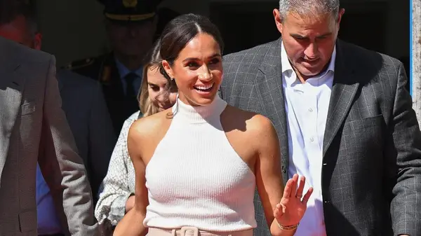 Przejściowy dressing paznokciowy w stylu Markle z eleganckim zbiornikiem golfowym