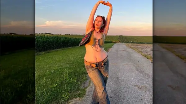 Jessica Blair posing