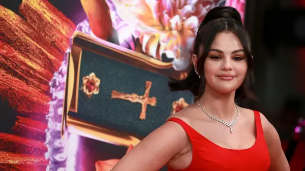 時代遅れの傾向セレナ・ゴメスは着ていました