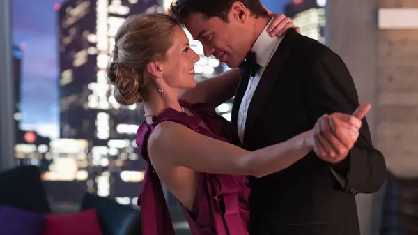 wedding guests slow dancing