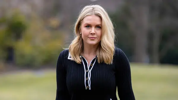 Zdá sa, že zastarané príslušenstvo Karoline Leavitt nemôže zanechať