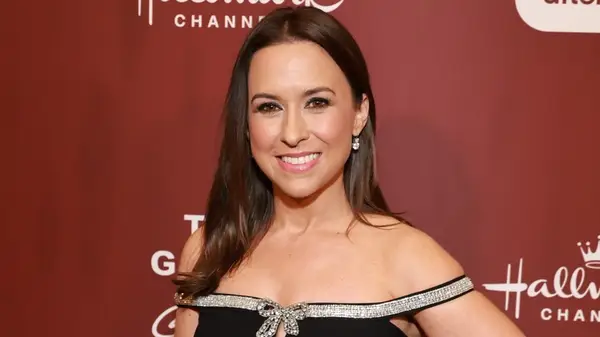 Los momentos de peor vestidos de Lacey Chabert demuestran que incluso las reinas de Hallmark pueden hacer fumbes
