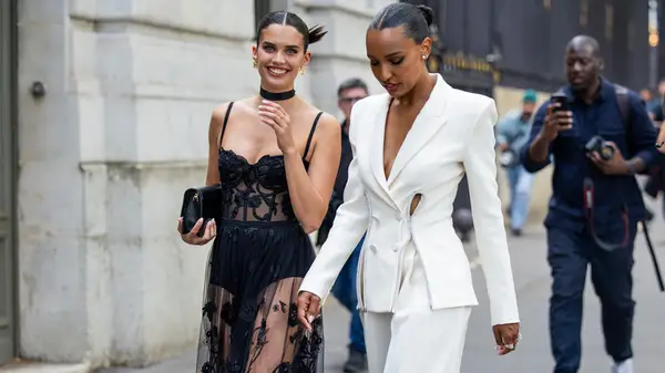 Su guía de estilo de invitado de boda de verano 2023 está aquí