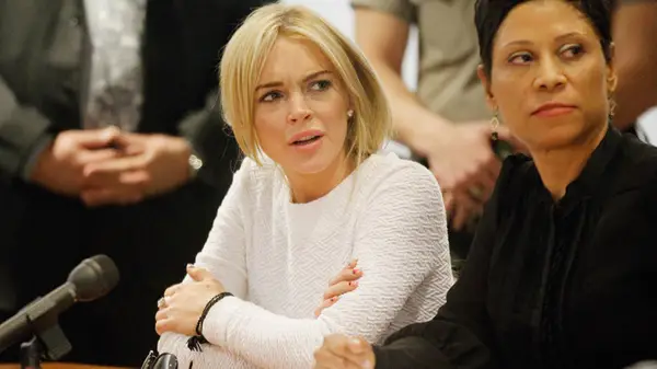 リンゼイローハンの不適切なコートドレスは、私たちが決して忘れない先祖返りの瞬間です