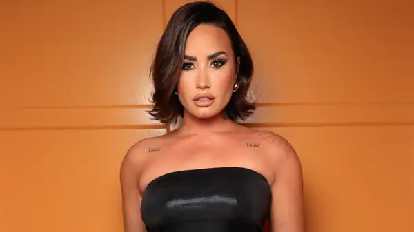 私たちを言葉に残した大胆なデミ・ロヴァートの衣装