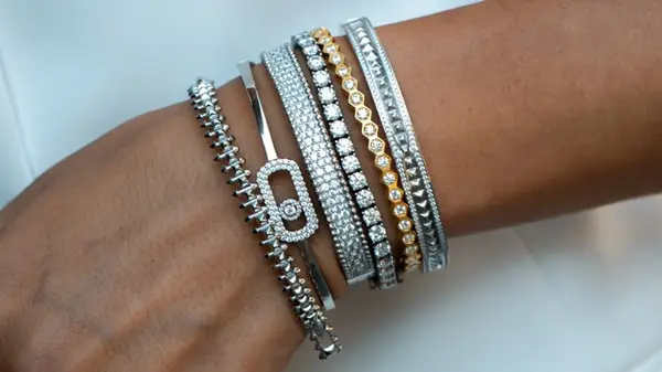 Le tendenze degli accessori che eleneranno i tuoi abiti 2025