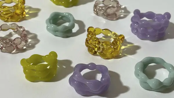 I gioielli fusi colma il divario tra il massimo audace e la bella arte