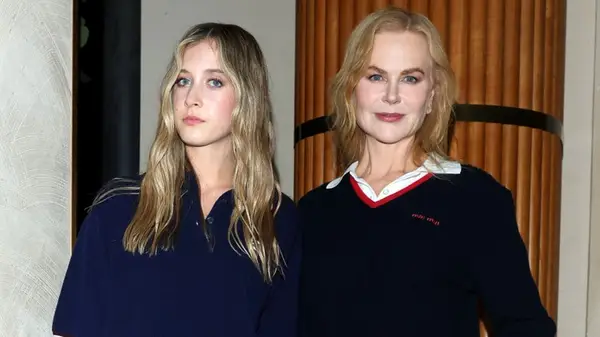 Sunday Rose Kidman-Urban posing with her mom in 2025