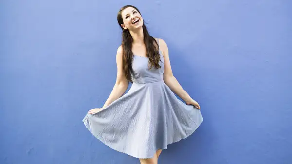 Quines són les millors sabates de color amb un vestit blau?