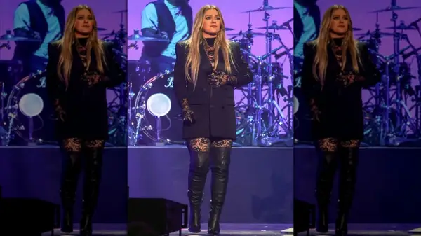 kelly clarkson performing in september 2023