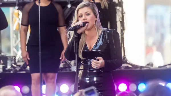 kelly clarkson june 2018