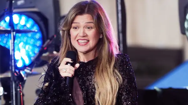 ケリー・クラークソンは長年にわたっていくつかのスパイシーな服を着てきました