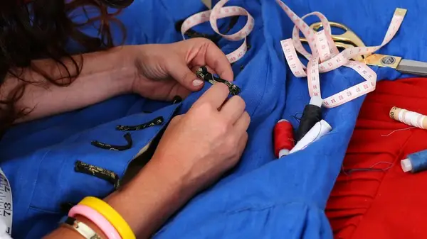 あなたの古い服に新しい人生を与える12のファッションDIYプロジェクト