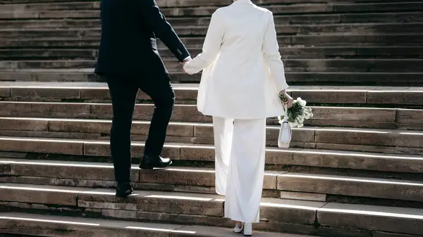5 novias famosas que llevaban pantalones a su boda (y se veían bien haciéndolo)