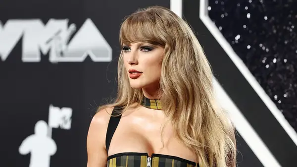 Jednym z „napadów Grammy Taylor Swift jest mody, która zawsze ją prześladuje