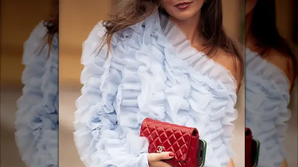 Woman with red accessories 