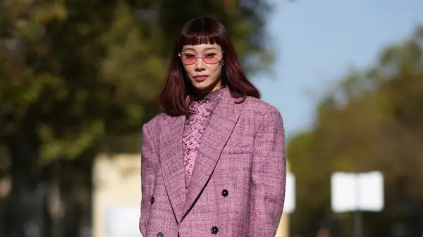 Les lunettes de soleil de couleur rose sont la tendance des lunettes les plus optimistes de l'été 2024
