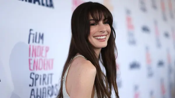 Anne Hathaway outfit che mostrava le sue gambe assassine