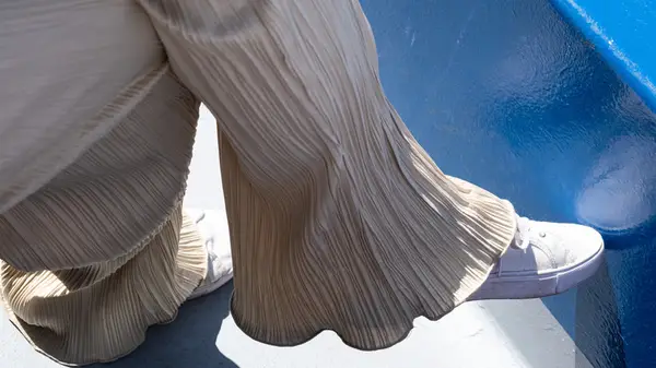 7 stili di scarpe che sembrano migliori con pantaloni a gambe larghe