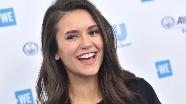 5 mal Nina Dobrevs Outfits sehen aus Elena Gilberts langweiliger Garderobe aus, die ertönt