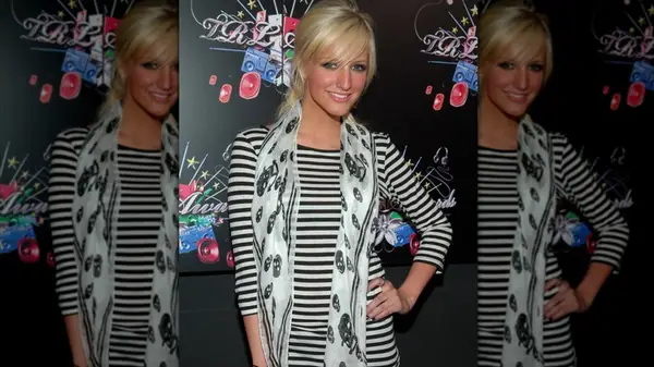 ashlee simpson in 2006 wearing the alexander mcqueen skull scarf