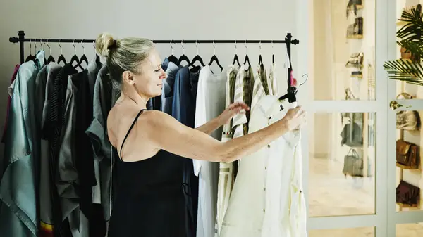 Zastaralé módní trendy, které vás okamžitě stárnou (pro lepší nebo horší)