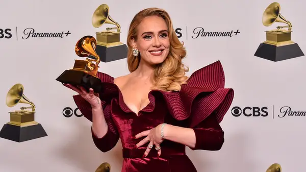 adele holding a grammy