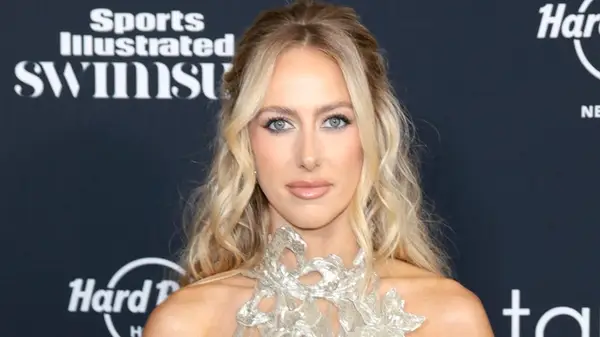 브리트니 마호 메스 (Brittany Mahomes)는 6 배나 살인자 다리를 선보였다