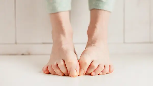 Zwei Möglichkeiten, um den nackten Schuhtrend zu umarmen (auch wenn es Ihnen peinlich ist, sich mit Ihren Füßen zu beschämen)