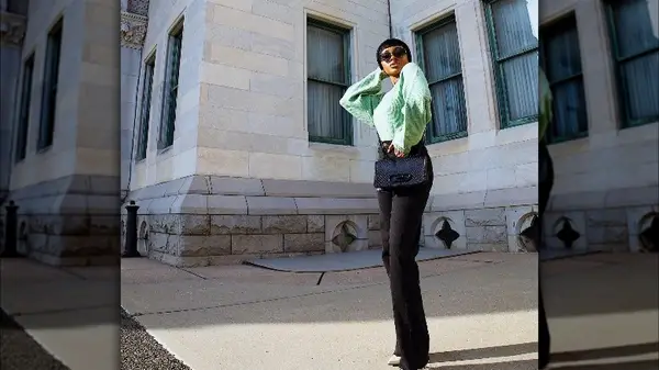 Woman wearing fitted pair of jeans