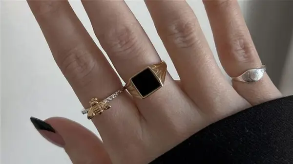 Der gemischte Metallschmuck -Trend von 2023 ist Ihre Chance, Roségold alles dahinter zu lassen