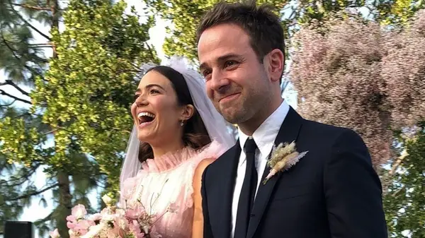 박스 외부에있는 10 가지 멋진 유명 웨딩 드레스