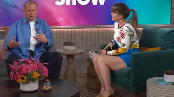 Kelly Clarkson interviewing Channing Tatum