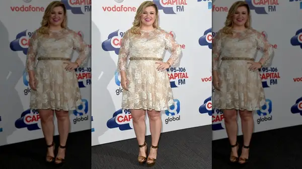 Kelly Clarkson posing on the red carpet at Capital FM