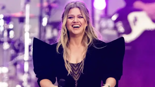Kelly Clarkson outfits, der sætter hendes dræberben på fuld skærm