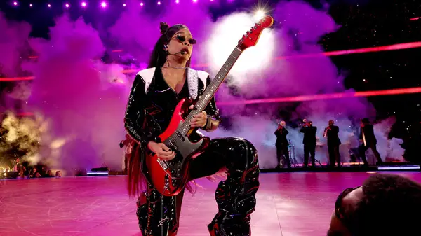 H.E.R. on stage with guitar