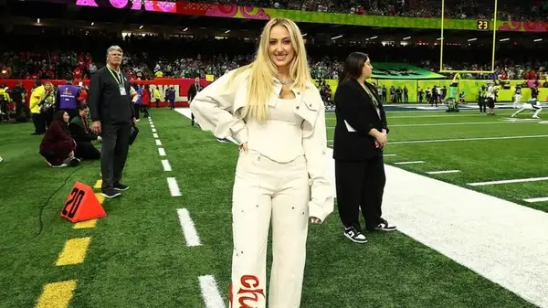 Brittany Mahomes의 구식 All-White Super Bowl 2025 복장은 우리에게 울고 있습니다