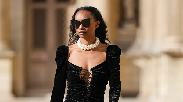 Woman with a pearl necklace on 