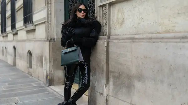 Vinylstücke sind mühelos cool: Wie man den viralen Look stymt