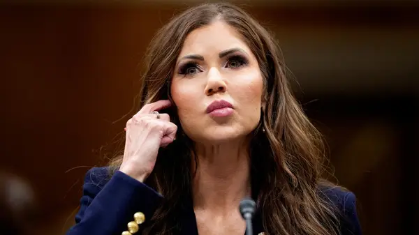 5 vegades que Kristi Noem es va fer més gran vestint -se com un adolescent