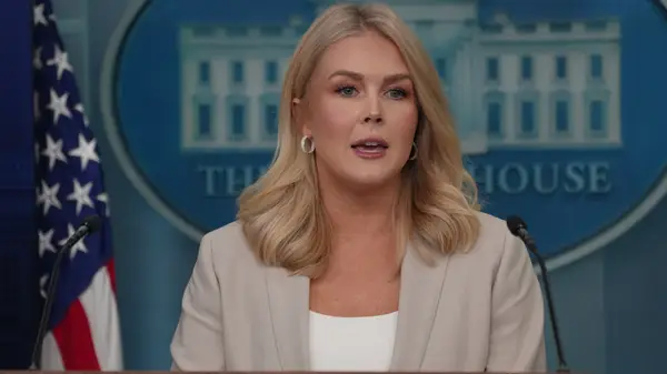 Karoline Leavitt가 5 배가 Leggy 외모를 흔들 었습니다