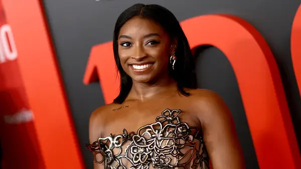 Los atuendos más atrevidos de Simone Biles son la cabeza