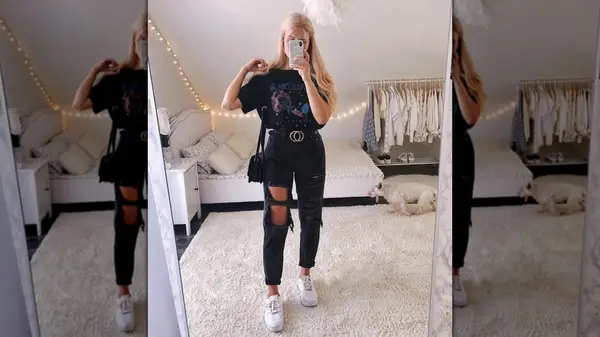 Cuffed jeans and t-shirt