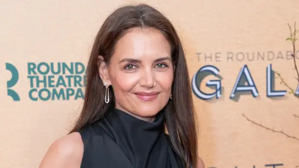 5 vestits de Katie Holmes que podrien haver vingut directament des de l'armari de Joey Potter