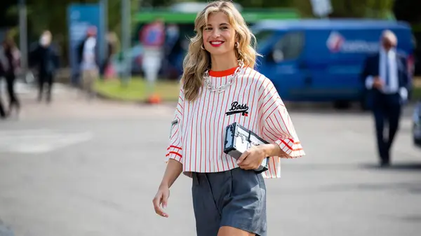Woman wearing jersey as fashion