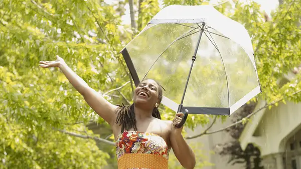 Nos 20 meilleurs conseils pour s'habiller quand il fait chaud et pleuvoir