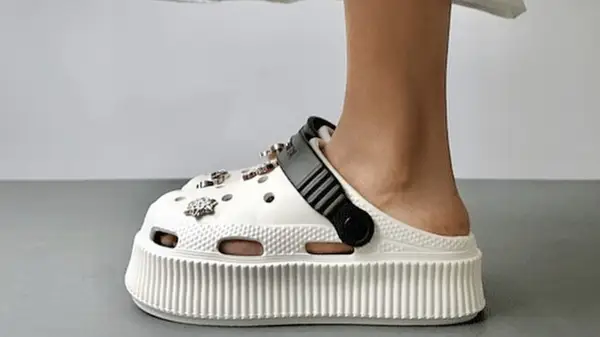 Prečo sú Crocs takým trendy výberom obuvi v roku 2024