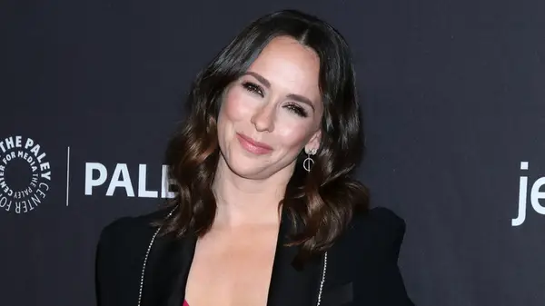 Jennifer Love Hewitt smiling on the red carpet