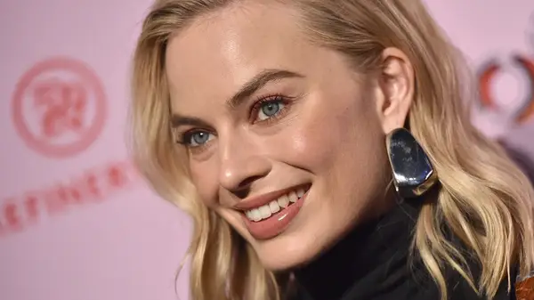 Margot Robbie posing